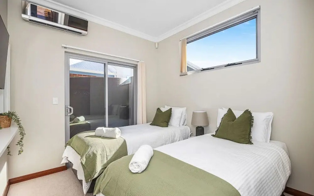 Designer Luxury 3brd - Epic Views - South Perth