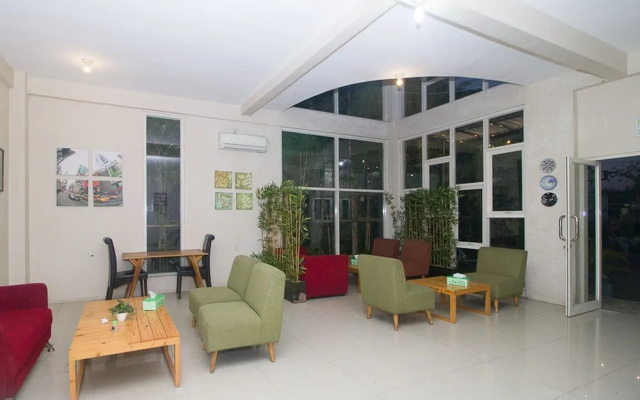 RedDoorz Plus Syariah near Alun Alun Sampang
