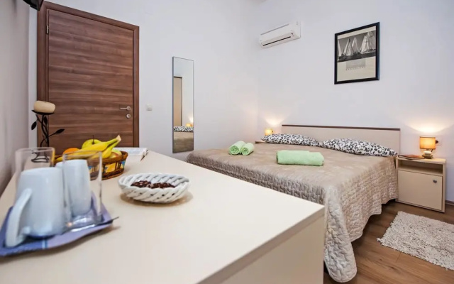 Apartments & Rooms Chiara