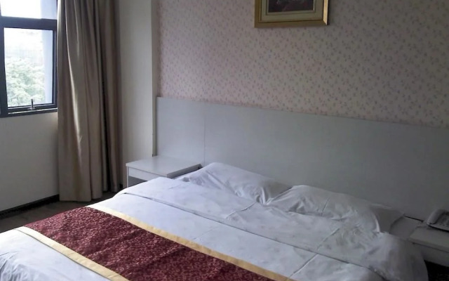 Lily Holiday Hotel (Yichang East Railway Station Fujiuyuan Xintiandi Branch)(百合假日酒店(宜昌东站店))
