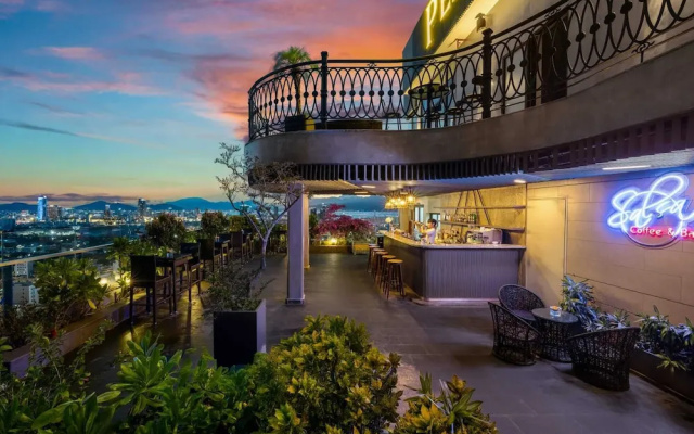 Peninsula Hotel Danang