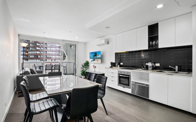 Modern 1 Bed Apartment With City Views