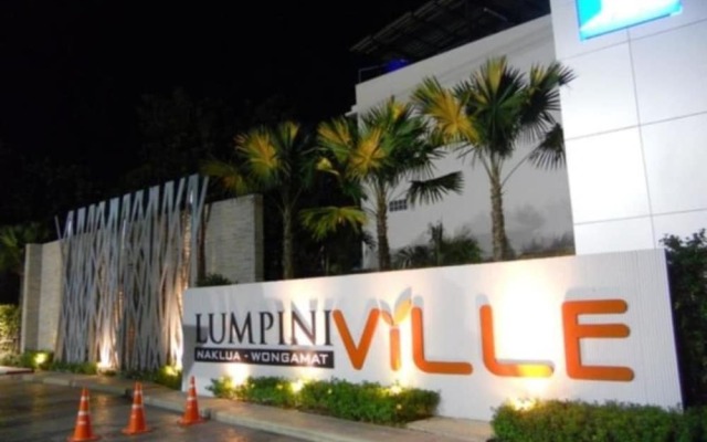 Отель Lumpini Ville Pattaya Pool Gym Паттайя вид на фасад