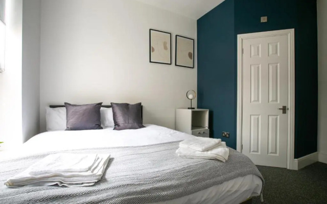 Contractor & Leisure & En-Suite Bathrooms & Free Parking