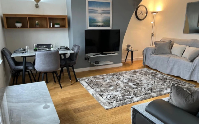 1 Bed Flat - Sleeps 4 - Parking - Wifi