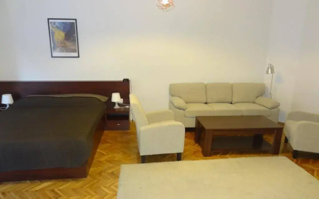 Five Seasons Apartment