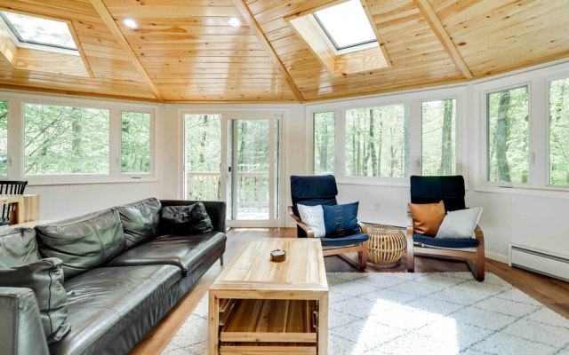Private Deck & Grill: Pocono Pines Retreat!