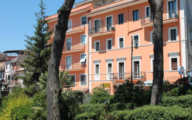 Hotel La Villa Фонди вид на фасад