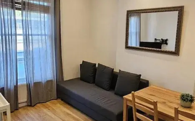 London Charm - Moscow Road Apartment