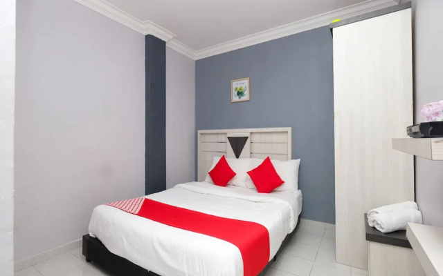 OYO 89587 IM Hotel