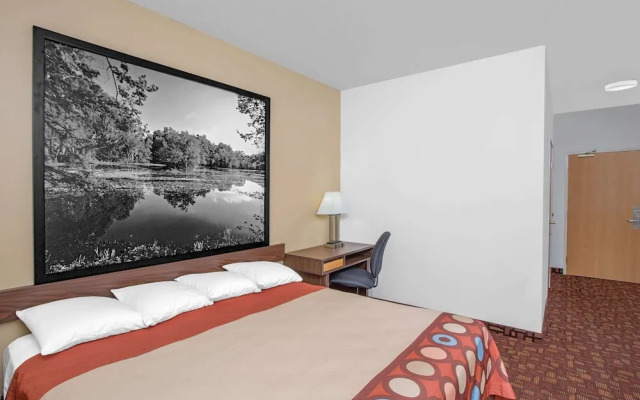 Super 8 by Wyndham Three Rivers