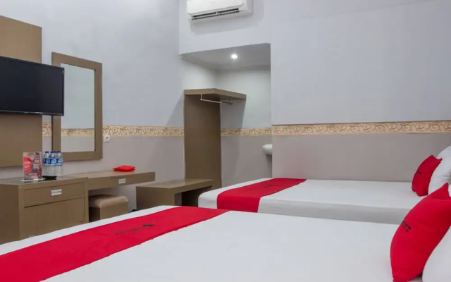 RedDoorz near Goa Panggung