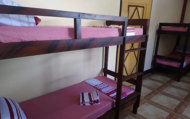 Yolly's Tourist Inn - Hostel