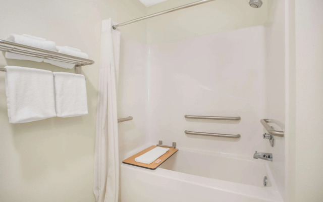 Super 8 by Wyndham Cedar Falls IA - University