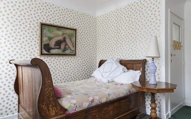 Double Single Room With Shared Bathroom