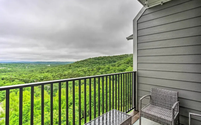 4 Mi to Silver Dollar City: Chic Branson Retreat!