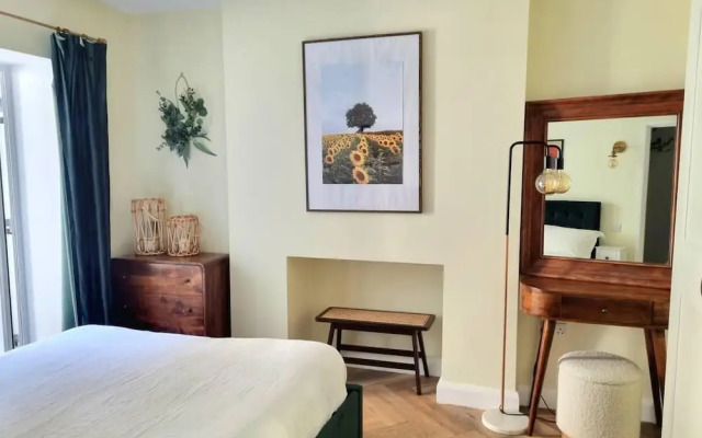 Spacious & Renovated 1-bed Garden Flat in London
