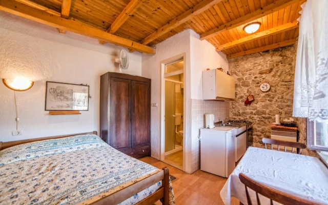 Apartments and Rooms Nela