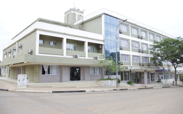 Hotel Ritz Waku-Kungo вид на фасад