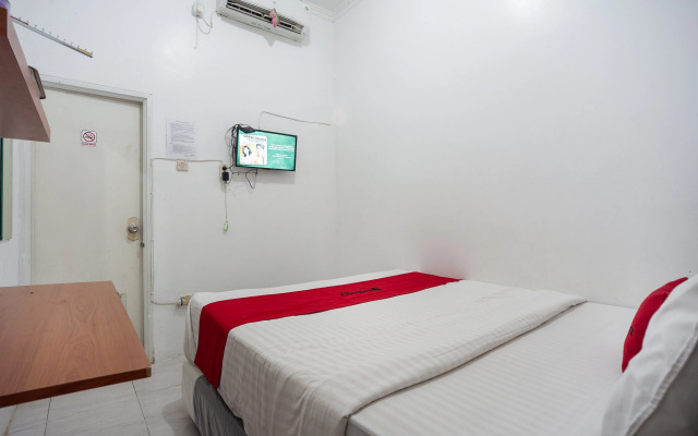 RedDoorz Syariah near PGC Cililitan