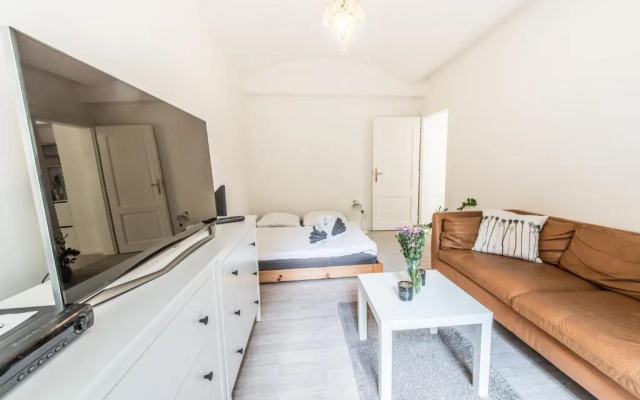 Quiet apartment in the city center with own terrace