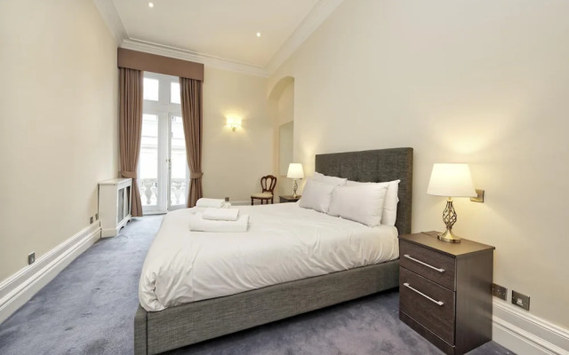 Historic Whitehall Flat in SW1 by Underthedoormat, London