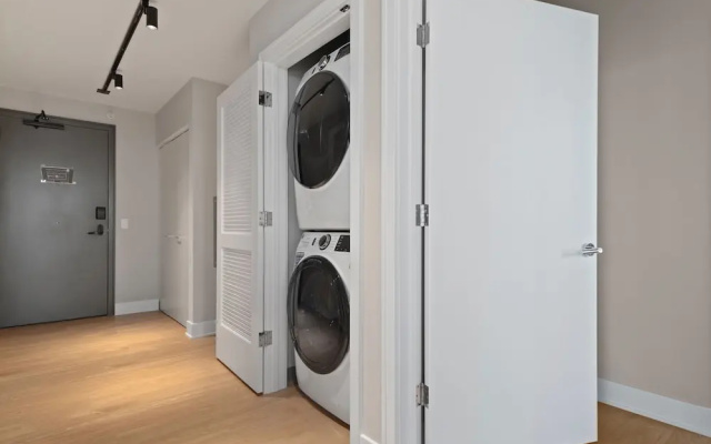 West Loop High-end 2BR Walkable City Views