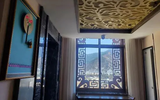 Maoxian Ancient Qiangcheng Yihuatang Hotel