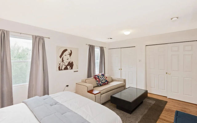 Racpanos Modern Stay on Forrest Street