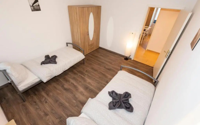 AVR Apartment HOF 8