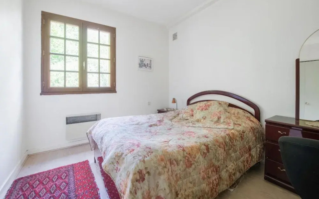 Inviting Holiday Home in Miremont With Garden