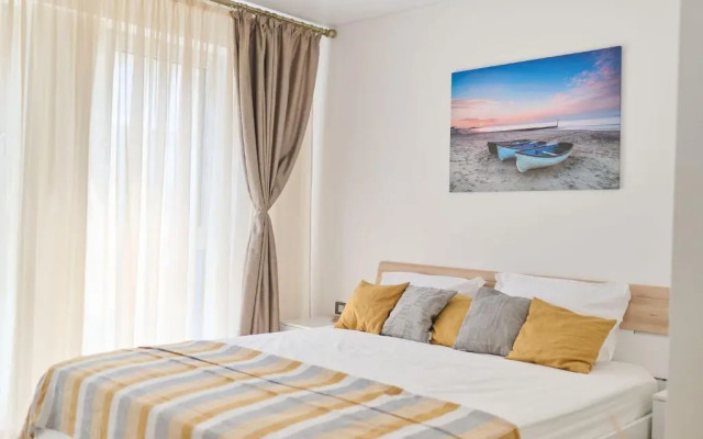 Sunflower 2BR Apartment in Nord10- parking n pool