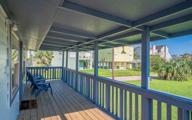 Cute Beach Bungalow Walk to the Beach