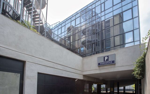 Best Western Plus Executive Hotel and Suites вид на фасад