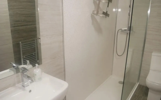 NEW Sleek 6BD Kensington Home Close to City