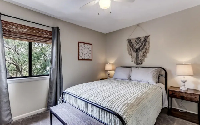 3e Amelia Landings 2 Bedroom Condo by RedAwning