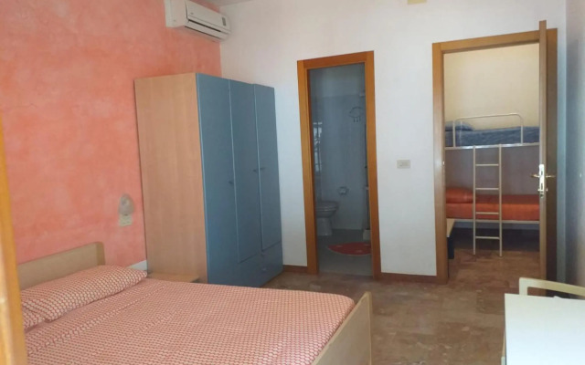 Room in B&B - Spacious Double Room by the sea
