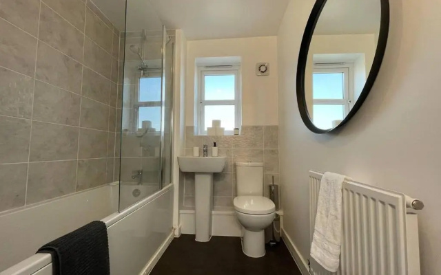 Lovely 2 bedroom apartment with free parking