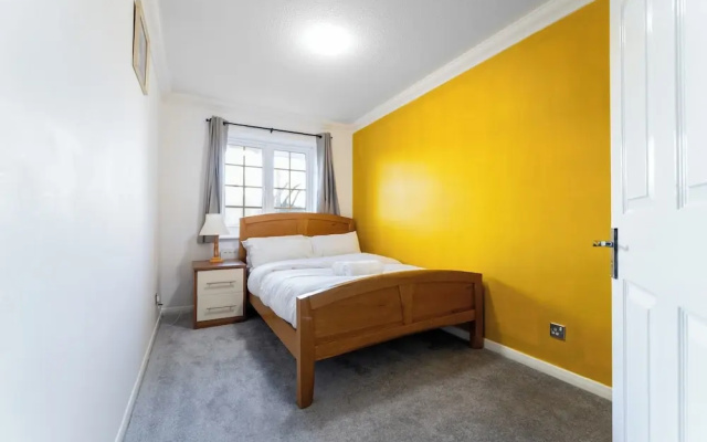 4-bed Home in Purley Near Gatwick Airport London