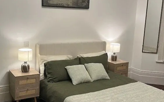 Cosy West Kensington Apartment - 3 Min to Tube