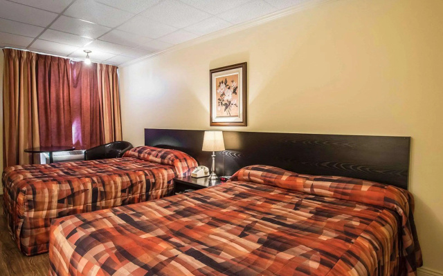 Econo Lodge Inn & Suites