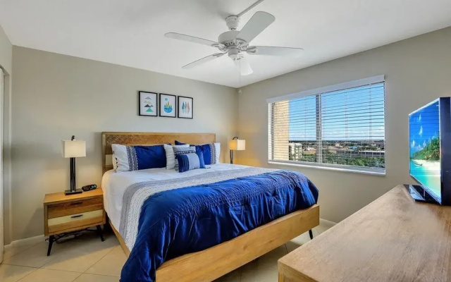 Inviting Beachfront Condo With Pool, spa and Views