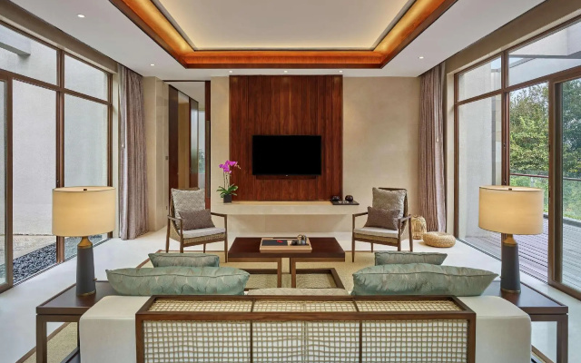 Lushan West Sea Resort, Curio Collection by Hilton