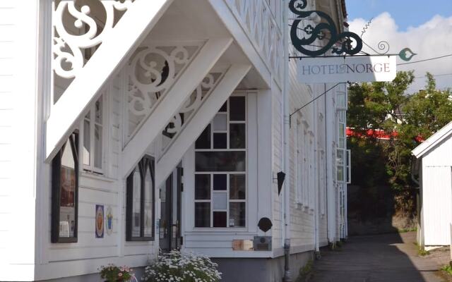 Отель Lillesand Hotel Norge Норвегия, Лилльсанд - отзывы, цены и фото номеров - забронировать отель Lillesand Hotel Norge онлайн вид на фасад