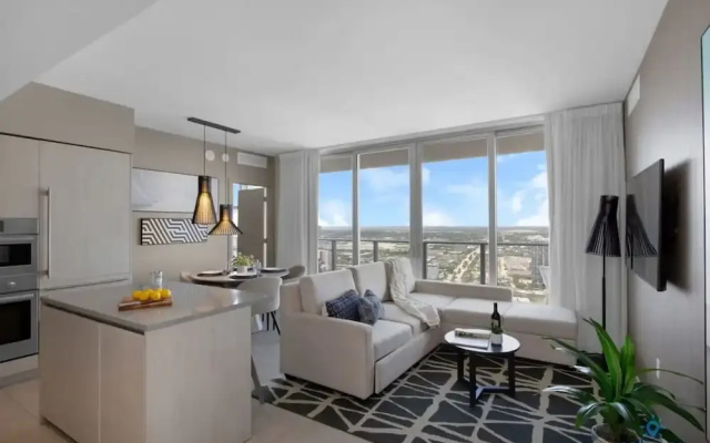 Bayview Luxury: 3BR Pools Oceanfront Amenities