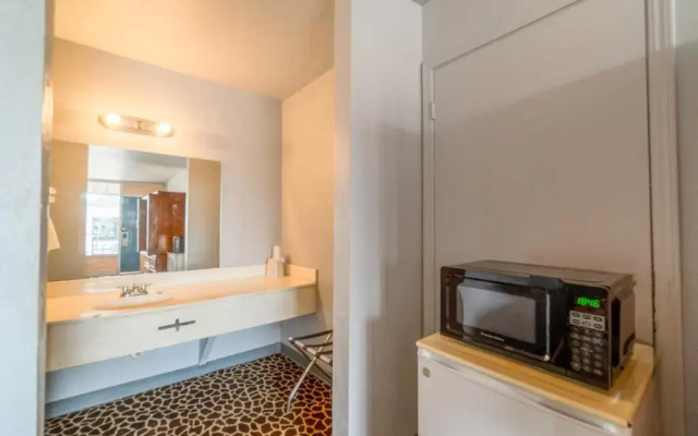 Castle Inn & Suites By Oyo Lawton