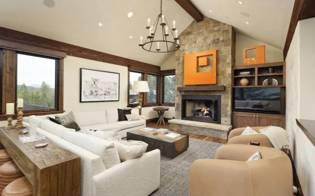 Fox Crossing Luxury Home