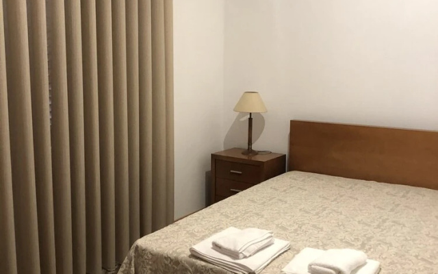 3 Bed House - Sleeps 6 - Parking - Wifi