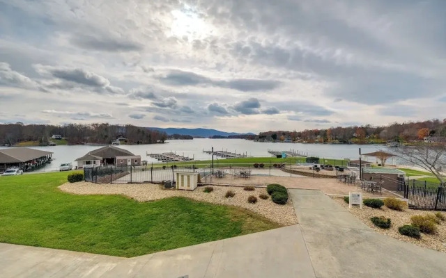 Top-floor Balcony & Serene Views: Huddleston Condo