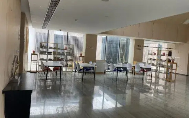 Deep Submarine Star Hotel (Yangzhou East High-speed Railway Station)